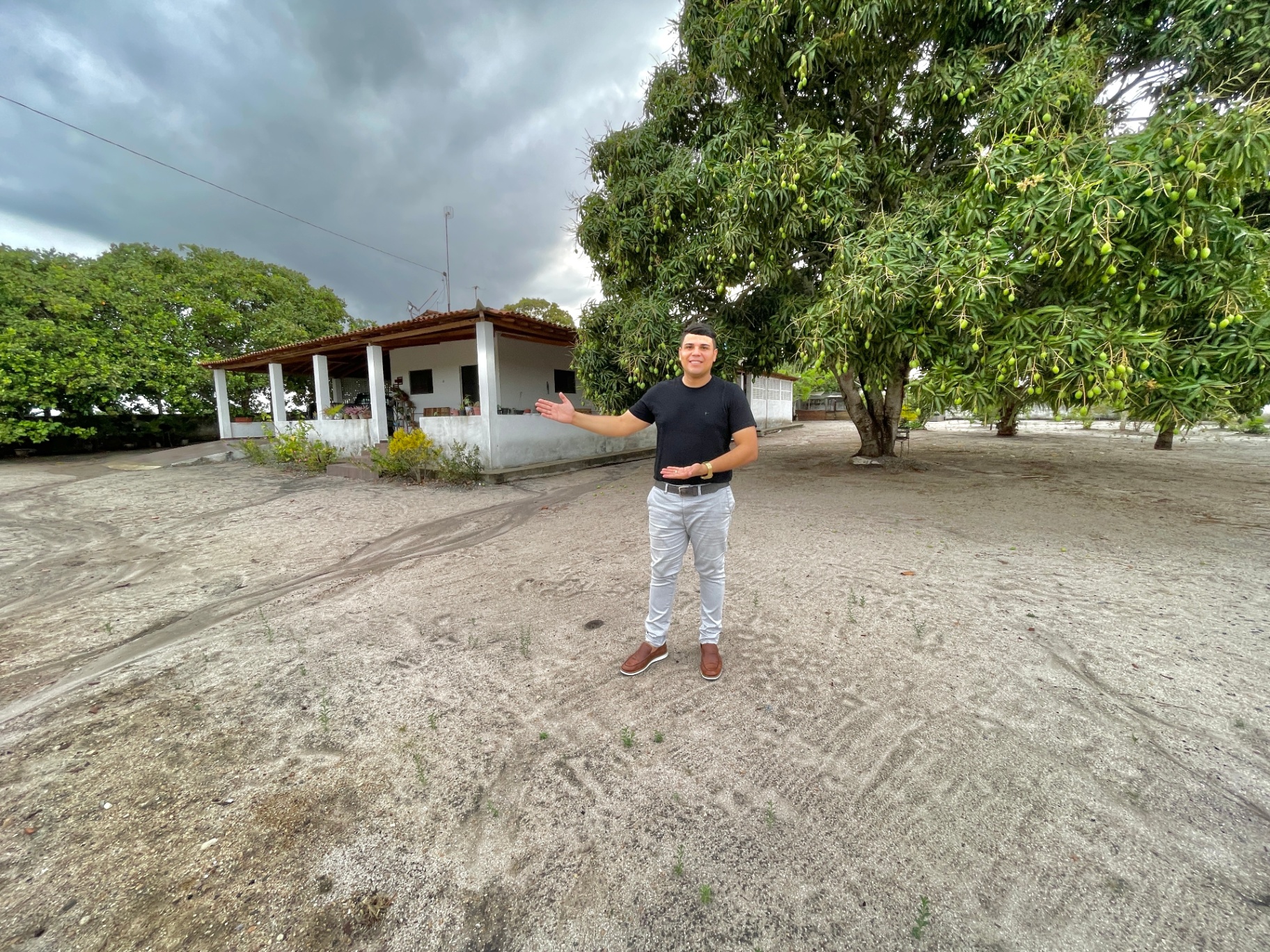 Fernando Melo em propriedade rural com pé de manga